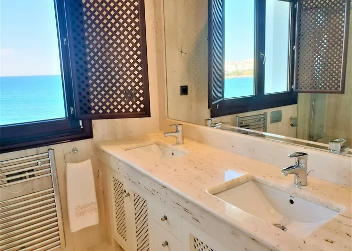 Luxury Frontal To The Sea In Doncella *